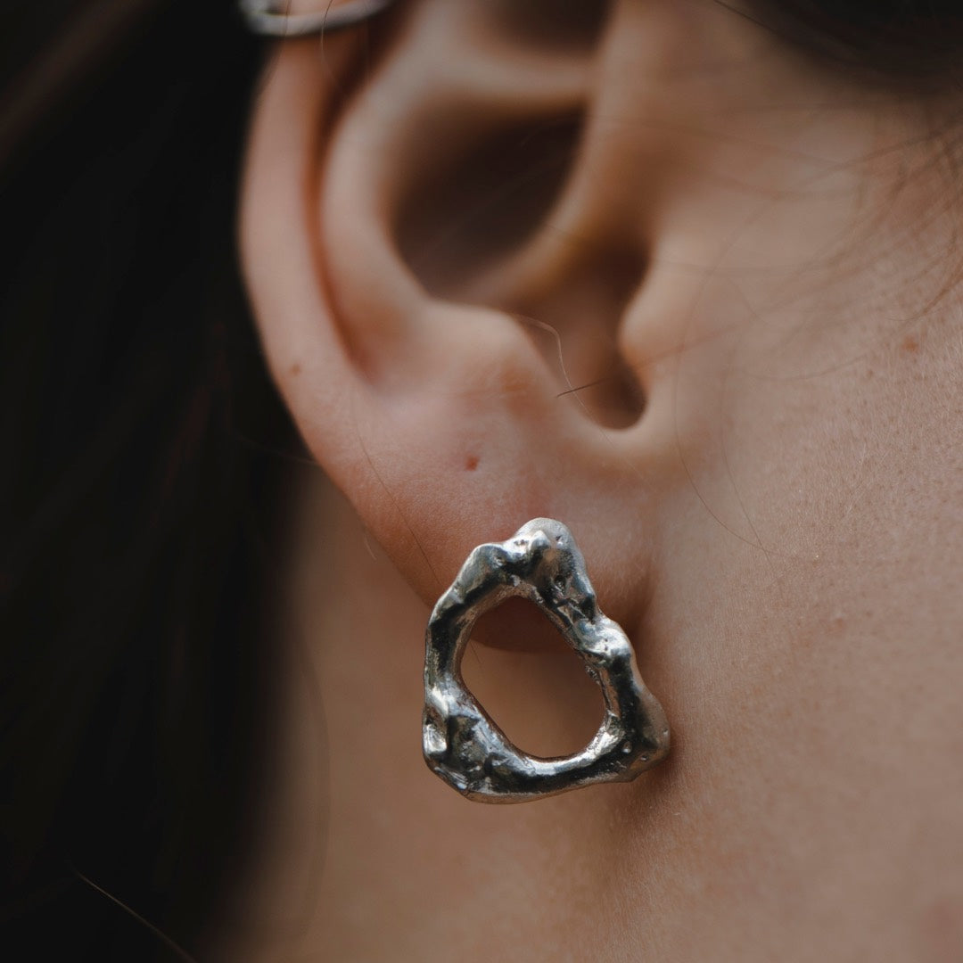 עגילי ליב צמודים